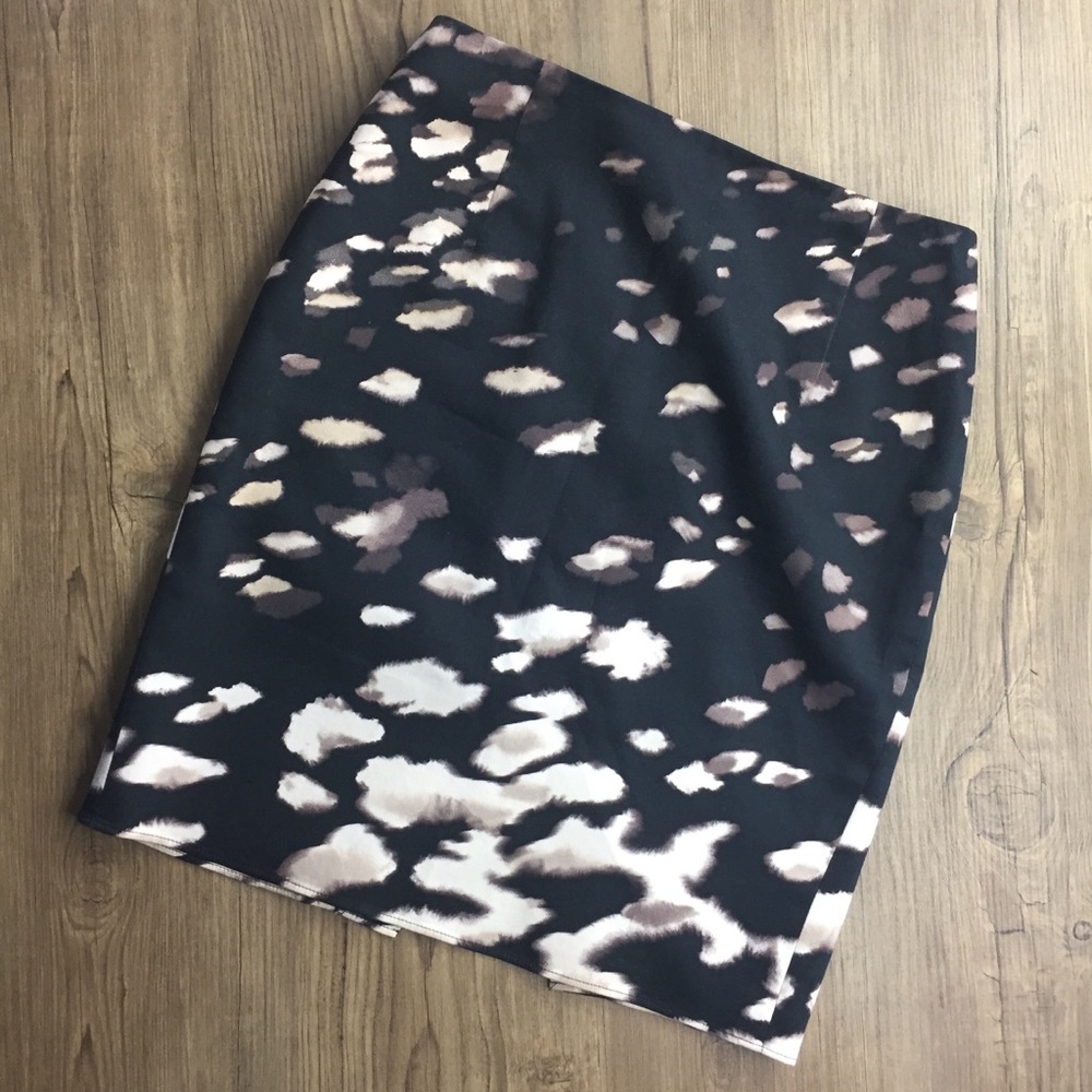 3/$14 Tahari black mini skirt pattern detail slit size 2
